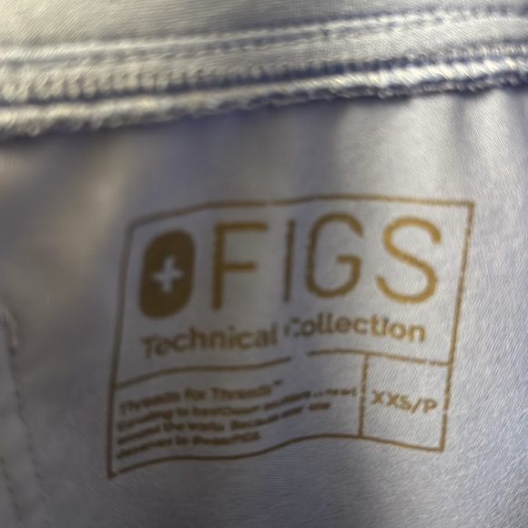 Figs scrub bottoms, 4 of them in total $25 each; price is listed for 4 in total. - Picture 9 of 10